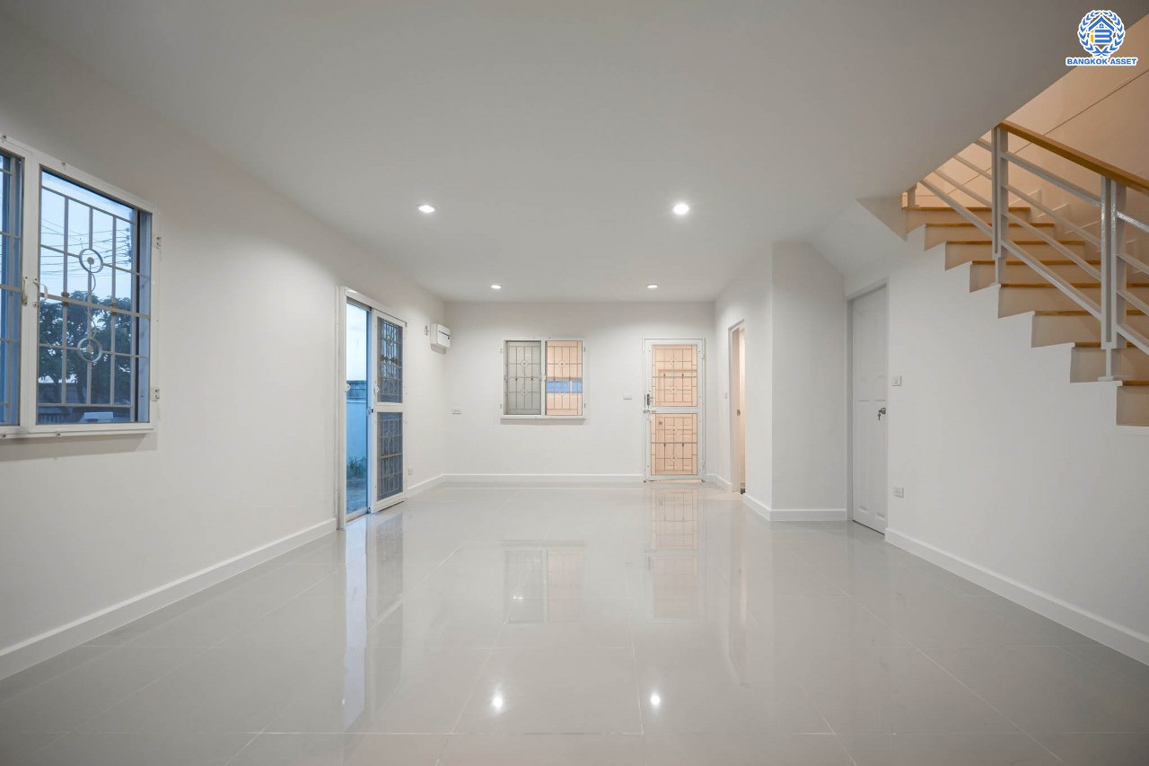 บ้านมือสองตกแต่งใหม่ โครงการ พลีโน่ รัตนาธิเบศร์-ชัยพฤกษ์ คุณภาพแบรนด์ AP ทาวน์เฮ้าส์หลังมุม เนื้อที่ 40.8 ตร.ว. ฟังก์ชัน 3 ห้องนอน 2 ห้องน้ำ 2 ที่จอดรถ ติดถนนเมน พร้อมเข้าอยู่ เชื่อมต่อหลายเส้นทาง ใกล้รถไฟฟ้าสายสีม่วง "สถานีบางพลู" และเซ็นทรัลเวสต์เกต